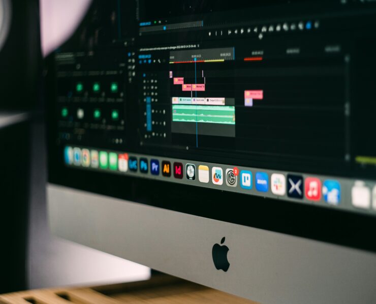 Una fotografía de una pantalla de computadora que muestra un software de edición de vídeo.
