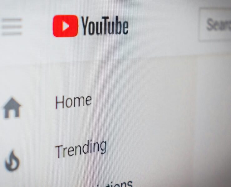 Una fotografía de una pantalla que muestra el menú principal de YouTube.