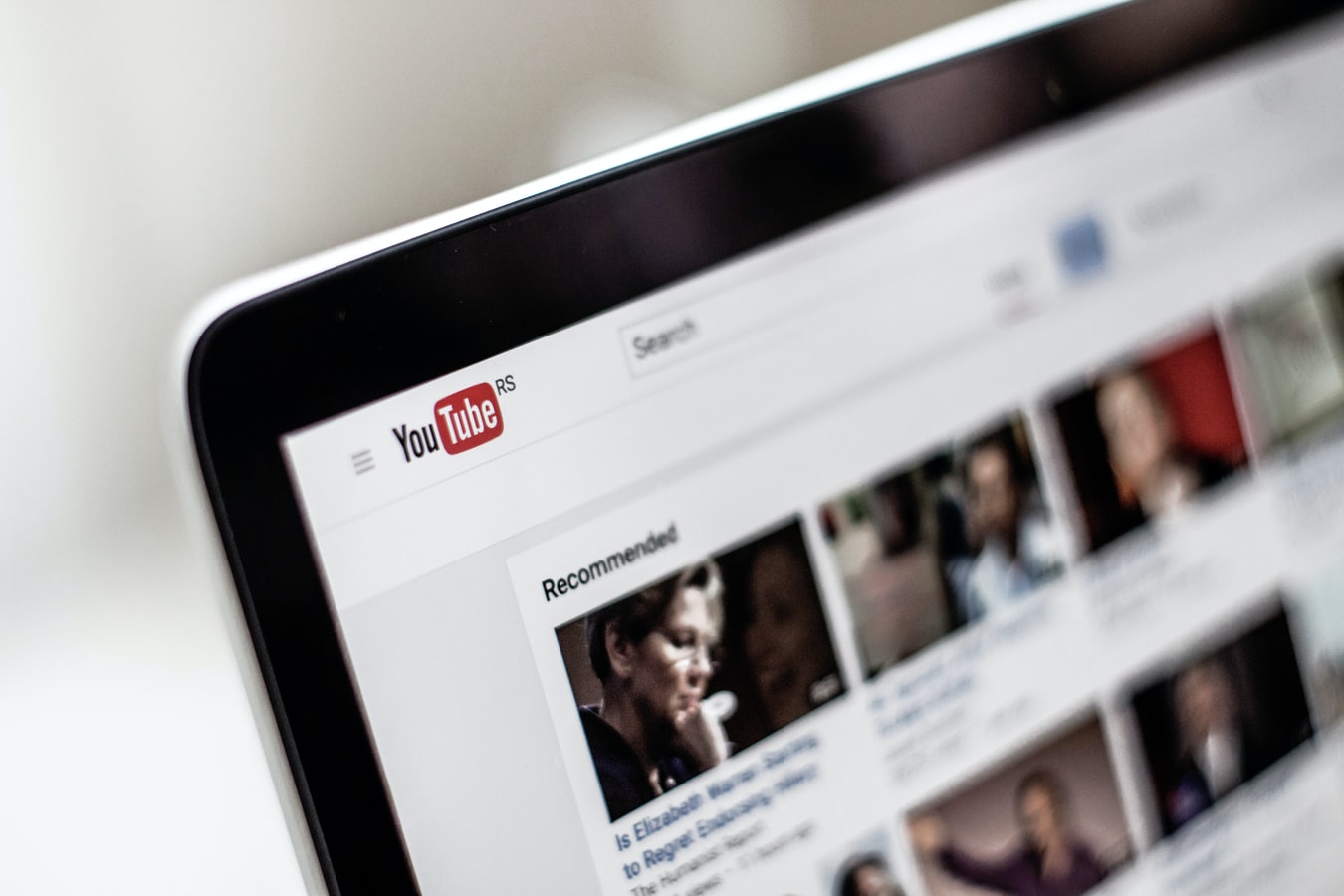 La pantalla de un portátil que muestra el sitio web de YouTube y vídeos recomendados.