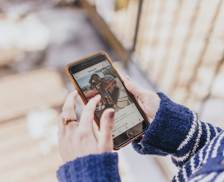 Eine Person, die auf Instagram scrollt und sich einen interessanten Beitrag ansieht.