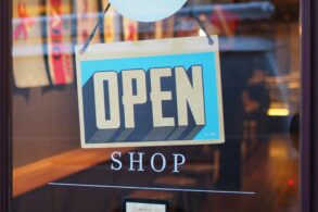 Miniatura para Música Comercial: Mejora la Experiencia del Cliente y Aumenta las Ventas