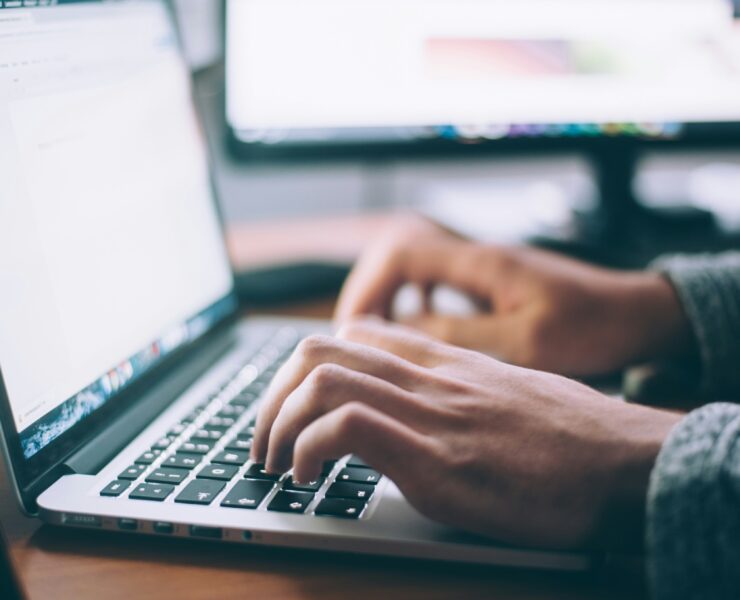 Eine Person arbeitet an einem Laptop