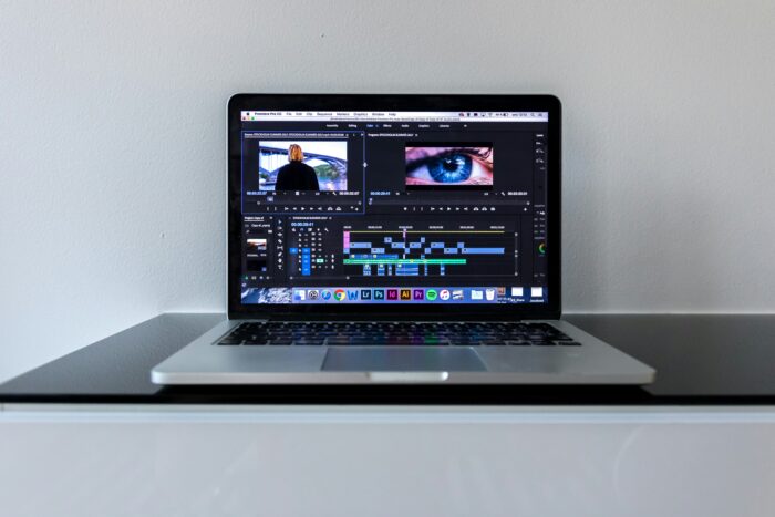 Miniatura para Cómo usar el diseño de sonido en tus vídeos de YouTube como un cineasta