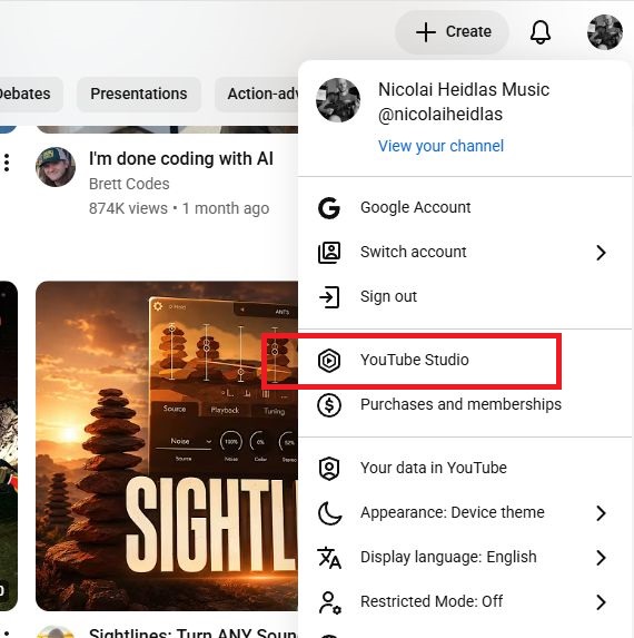 Ein Screenshot, der zeigt, wie du über das Menü oben rechts auf YouTube auf YouTube Studio zugreifst.