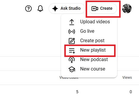 Ein Screenshot, der die Option zum Erstellen einer neuen Playlist oben rechts in YouTube Studio hervorhebt.