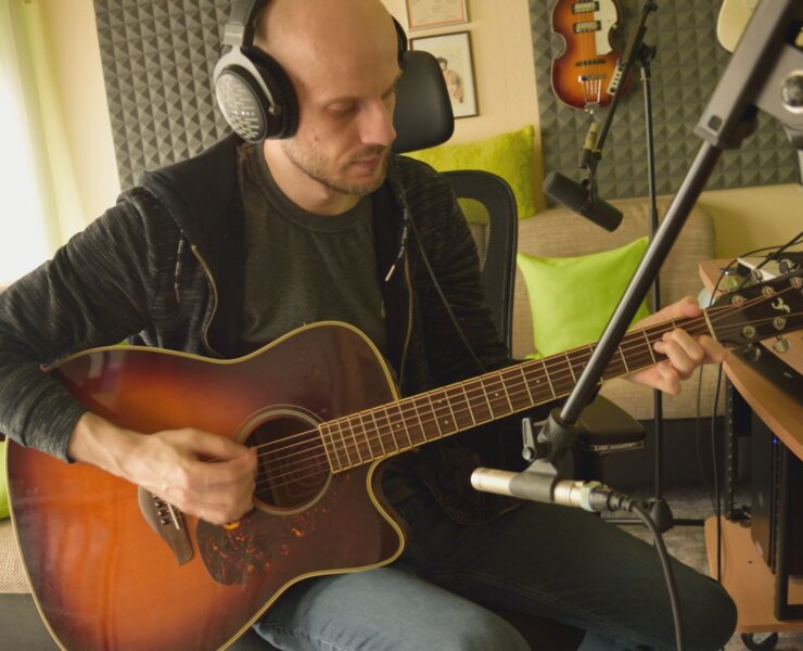 Aufnahme der Akustikgitarre für einen neuen Track.