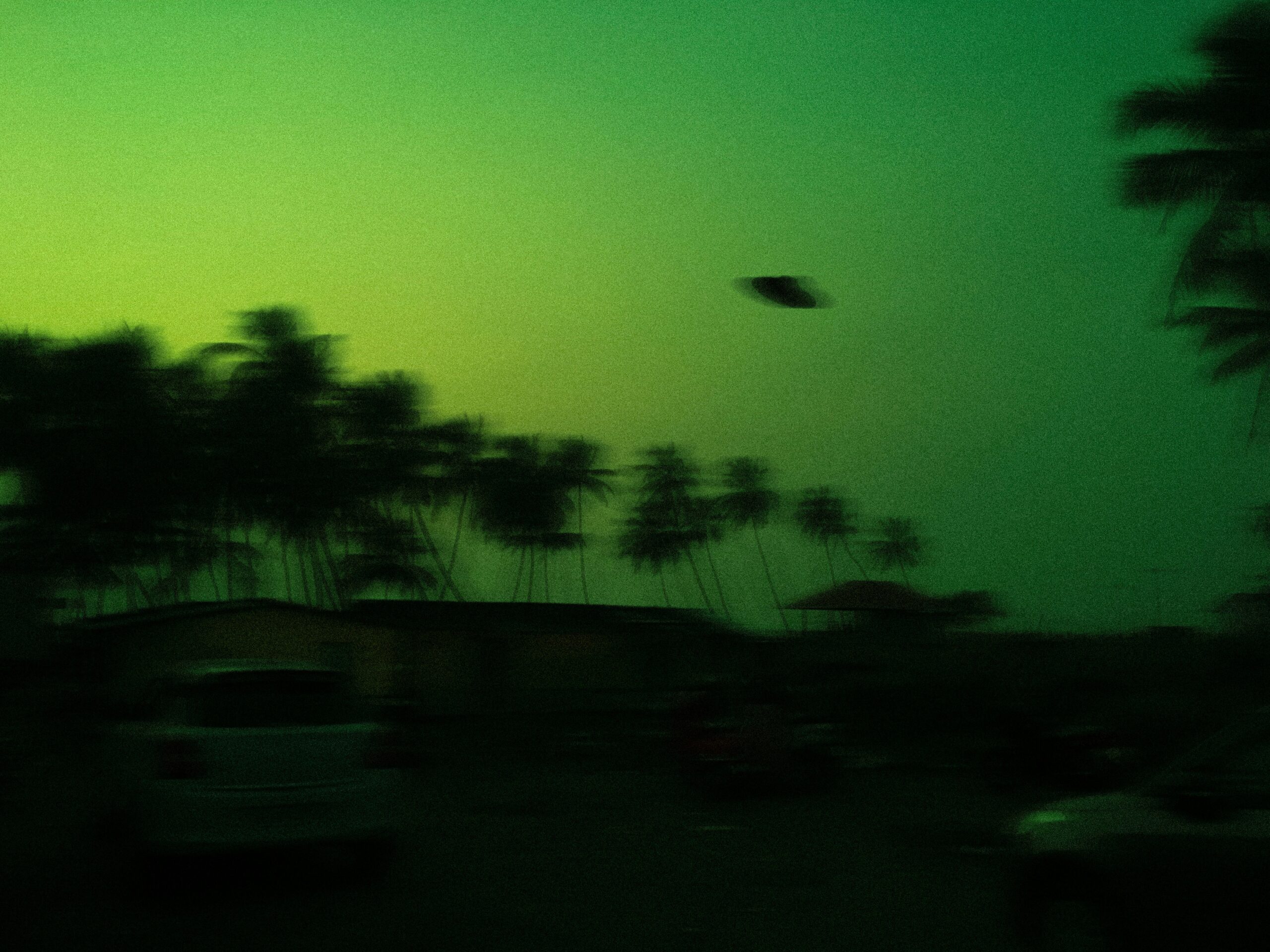 Alt: A blurry image of an UFO sighting.